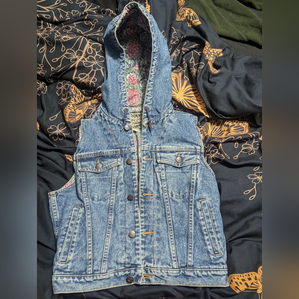Women's Pepe Jeans floral lined 100% cotton denim vest. Size Medium.